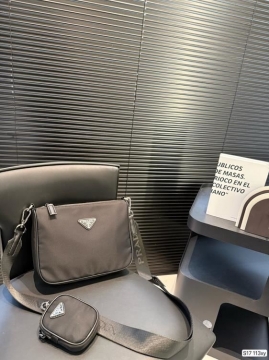 2025 細部まで行き届いた ショルダーバッグ/ショルダーバッグ PRADA  プラダ   24CM