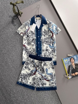 2025FW 今季主役の一枚に   フェンデイ トップスボトムスセット