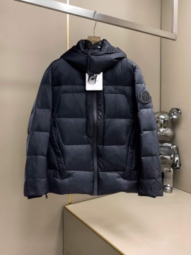 2025 モンクレール 通販 メンズ ダウンジャケット 防寒具としての機能もバッチリ