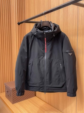 2025 プラダ 三寒四温の季節に ダウンジャケット メンズ 防寒具としての機能もバッチリ