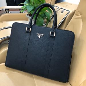 2020年春夏のトレンドアイテム プラダ PRADA ビジネスバッグ 春夏のトレンドアイテム