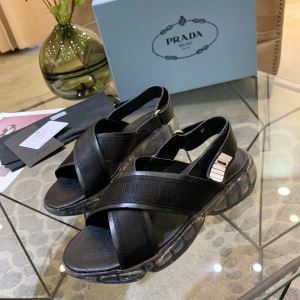 2020春夏の大注目トレンド 春夏シンプルファッションでOK プラダ PRADA...