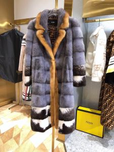 コート　おしゃれでおすすめ今季トレンド　フェンディ 今季トレンドをうまく取り　FENDI　2020トレンドファッション新品