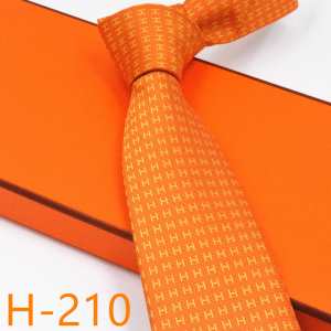 2020秋のファッショントレンドはこれ エルメス HERMES ネクタイ おしゃれさんはいち早く取り