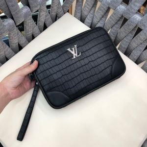 ルイ ヴィトン LOUIS VUITTON ポーチ 【2020年】夏のファッション 夏おすすめ人気ブランドアイテム