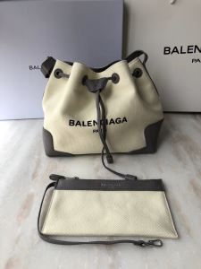 レディースバッグ 有名ブランドです バレンシアガ着こなしを楽しむ BALENCIAGA 争奪戦必至