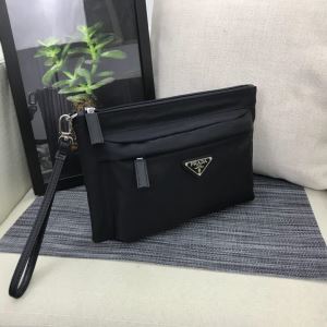 プラダ PRADA 2020秋冬トレンドデザイン人気の秋冬新作再登場 ポーチ 今年注目すべき秋冬ファッション